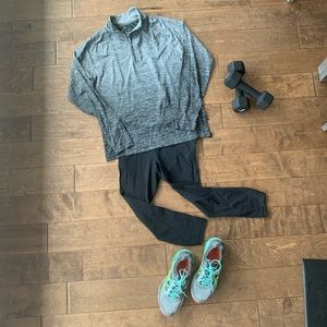 Athletic long sleeve pullover jacket • Size L • Quarter Zip • thumb holes